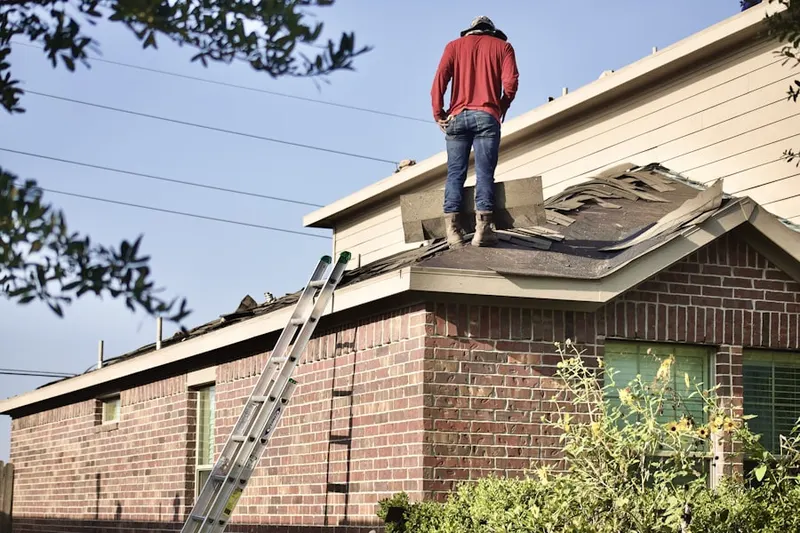 Professional roofer working on a residential roof in Alamo Farmsteads